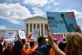 米首都ワシントンの連邦最高裁判所前で、トランプ政権の入国禁止令に抗議する人々（2018年6月26日撮影）。(c)AFP PHOTO / MANDEL NGAN