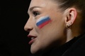 ロシア・モスクワの赤の広場で開かれた、クリミア半島併合10年を祝う集会に参加した女性（2024年3月18日撮影）。(c)NATALIA KOLESNIKOVA / POOL / AFP