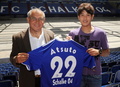 ドイツ・ブンデスリーガ1部のシャルケ04（Schalke 04）と正式契約を結んだ。ゲルゼンキルヘン（Gelsenkirchen）で行われた入団会見でフェリックス・マガト（Felix Magath）監督とユニホームを持つ内田篤人（Atsuto Uchida、2010年7月13日撮影）。(c)AFP/ACHIM SCHEIDEMANN