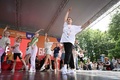 ロシア・モスクワのルジニキ・オリンピック・コンプレックスで開催されたイベントで、ブレークダンスの特別クラスを行ったフィギュアスケート女子のカミラ・ワリエワ（右、2023年7月1日撮影）。(c)Natalia KOLESNIKOVA / AFP