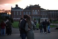 英ロンドンのケンジントン宮殿の外に集まった人々（2024年3月22日撮影）。(c)HENRY NICHOLLS / AFP