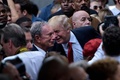 マイケル・ブルームバーグ前ニューヨーク市長（左）に話しかけるドナルド・トランプ氏（2016年9月11日撮影）。(c)Brendan Smialowski / AFP