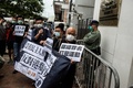 香港の警察署前で、抗議活動を繰り広げる民主派の活動家ら（2020年5月24日撮影）。(c)AFP/ISAAC LAWRENCE