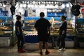 中国・北京の水産物卸売市場（2023年8月24日撮影）。(c)GREG BAKER / AFP