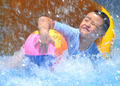 台湾・台北（Taipei）のプールで遊ぶ子ども（2010年7月4日撮影）。(c)AFP/PATRICK LIN