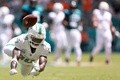 24NFL、マイアミ・ドルフィンズ対ジャクソンビル・ジャガーズ。ボールに飛びつくマイアミ・ドルフィンズのタイリーク・ヒル（2024年9月8日撮影）。(c)Carmen Mandato/Getty Images/AFP