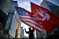 香港で行われた反政府デモで、香港の旗と米国旗を掲げた参加者（2019年7月21日撮影）。(c)Anthony WALLACE / AFP