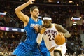 14-15NBA、クリーブランド・キャバリアーズ（Cleveland Cavaliers）対オーランド・マジック（Orlando Magic）。オーランド・マジックのニコラ・ブチェビッチ（Nikola Vucevic、左）にドライブを仕掛けるクリーブランド・キャバリアーズのレブロン・ジェームズ（LeBron James、2014年11月24日撮影）。(c)AFP/Getty Images/Jason Miller