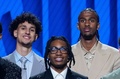 米プロバスケットボール（NBA）ドラフトで全体1位指名を受けたザカリー・リザシェ（左）と同2位指名を受けたアレクサンドル・サー（右、2024年6月26日撮影）。(c)TIMOTHY A. CLARY / AFP