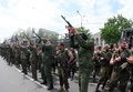 ウクライナ東部ドネツク（Donetsk）市で、ドネツクとルガンスク（Lugansk）の両州の「独立」を記念するパレードに参加し空に向け発砲する親ロシア派の戦闘員ら（2014年5月25日撮影）。(c)AFP/ALEXANDER KHUDOTEPLY
