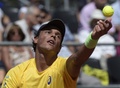男子テニス、国別対抗戦デビスカップワールドグループ1回戦、アルゼンチン対ブラジル。サーブトスを上げるブラジルのジョアン・ソウザ（2015年3月6日撮影）。(c)AFP/JUAN MABROMATA