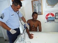 メキシコ海軍に救助され、血圧を測定する漁師（2015年10月31日撮影）。(c)AFP/MEXICAN NAVY