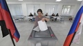 ロシアが併合を宣言したウクライナ・ドネツク州で、ロシア側が実施する地方選で投票をする人（2023年9月8日撮影）。(c)AFP