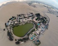 ペルー南部イカ（Ica）の「ワカチナ（Huacachina）」（2014年12月11日撮影）。(c)AFP/MARTIN BERNETTI