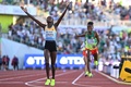 第18回世界陸上オレゴン大会、女子3000メートル障害決勝。金メダル獲得を喜ぶカザフスタンのノラ・ジェルト（左、2022年7月20日撮影）。(c)Jewel SAMAD / AFP