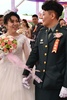 台湾・桃園市の陸軍基地で、合同結婚式に参加する台湾軍兵士（右）とその同性パートナー（2020年10月30日撮影）。(c)Sam Yeh / AFP