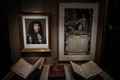 改修を終えた仏パリのフランス国立図書館が公開した美術品（2022年9月5日撮影）。(c)STEPHANE DE SAKUTIN / AFP