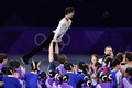平昌冬季五輪、フィギュアスケートのエキシビションで記念撮影に写るために持ち上げられる羽生結弦ら参加選手（2018年2月25日撮影）。(c)AFP/Mladen ANTONOV