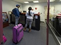 米ラスベガスのマッカラン国際空港に設置された臨時の結婚許可証発行所を訪れたカップル（2018年2月12日撮影）。(c)AFP PHOTO / L.E. Baskow