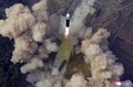 朝鮮中央通信（KCNA）が公開した、北朝鮮の「火星17」とされる大陸間弾道ミサイル（ICBM）発射実験の様子（2022年3月24日撮影、25日公開）。(c)AFP PHOTO/KCNA VIA KNS
