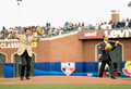 第3回ワールド・ベースボール・クラシック（2013 World Baseball Classic、WBC）は17日、米カリフォルニア（California）州サンフランシスコ（San Francisco）で準決勝が行われ、日本は1-3でプエルトリコに敗れた。

始球式に臨む原辰徳（Tatsunori Hara、左）氏と王貞治（Sadaharu Oh）氏（2013年3月17日撮影）。(c)AFP/Getty Images/Ezra Shaw