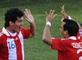 2010年サッカーW杯南アフリカ大会（%%2010 World Cup%%）1次リーグF組、スロバキア対パラグアイ。パラグアイは2-0で勝利した。写真は後半41分にチームの2点目を決めて喜ぶパラグアイのクリスチャン・リベロス（%%Cristian Riveros%%、左）。（2010年6月20日撮影）(c)AFP/JEWEL SAMAD