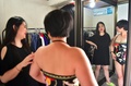 韓国ソウルにある自らが運営する服のオンラインショップの事務所で、顧客にアドバイスするプラスサイズモデルの「ビビアン」こと金智陽さん（2016年8月6日撮影）。(c)AFP/JUNG YEON-JE 