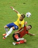 サッカーW杯ブラジル大会（2014 World Cup）グループA、ブラジル対メキシコ。メキシコのフランシスコ・ロドリゲス（Francisco Rodriguez、右）のタックルを受けるブラジルのネイマール（Neymar da Silva Santos Junior、2014年6月17日撮影）。(c)AFP/FABRICE COFFRINI