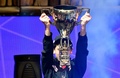 米ニューヨークで開催されたフォートナイト・ワールドカップのソロ部門で優勝し、トロフィーを掲げる米国出身のプレーヤー「Bugha」（2019年7月28日撮影）。(c) Johannes EISELE / AFP