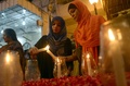 パキスタン・カラチ（Karachi）で、同国北西部ペシャワル（Peshawar）で発生した学校襲撃事件の犠牲者を悼み、ろうそくに火をともす野党・統一民族運動（Muttahida Qaumi Movement、MQM）の女性活動家ら（2014年12月16日撮影）。(c)AFP/Rizwan TABASSUM