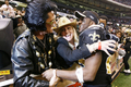 写真は、地元ファンに感謝を表すレジー・ブッシュ（右）。(c)AFP/Getty Images Chris Graythen