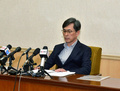 スパイ活動を行っていたとして北朝鮮に拘束され、平壌で開かれた「記者会見」をする韓国人の金国紀（キム・グッキ）氏。国営朝鮮中央通信が配信（2015年3月26日配信）。(c)AFP/KCNA via KNS
