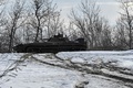 ウクライナ東部バフムート近郊を走行する歩兵戦闘車（2023年3月31日撮影）。(c)Genya SAVILOV / AFP