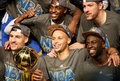 14-15NBAファイナル、クリーブランド・キャバリアーズ対ゴールデンステイト・ウォリアーズ。ファイナル制覇を果たし、記念撮影を行うゴールデンステイト・ウォリアーズのクレイ・トンプソン、ステフェン・カリー、アンドレ・イグダーラ（2015年6月16日撮影）。(c)AFP/Getty Images/Ezra Shaw