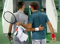 ドバイ・テニス選手権（Dubai Duty Free Tennis Championships 2014）、男子シングルス準決勝。試合後、健闘をたたえ合うノバク・ジョコビッチ（Novak Djokovic）とロジャー・フェデラー（Roger Federer、2014年2月28日撮影）。(c)AFP/MARWAN NAAMANI