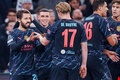 サッカー欧州チャンピオンズリーグ、決勝トーナメント1回戦第1戦、FCコペンハーゲン対マンチェスター・シティ。チームメートと得点を喜ぶマンチェスター・シティのベルナルド・シウバ（左、2024年2月13日撮影）。(c)Liselotte Sabroe / Ritzau Scanpix/ AFP