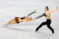 フィギュアスケート四大陸選手権2009（%%ISU Four Continents Figure Skating Championships 2009%%）ペア・ショートプログラム（SP）、65.60点を記録し首位に立った中国のホウ清（%%Qing Pang%%、クィン・パン、左）とトウ健（%%Jian Tong%%、ジャン・トン）。（2009年2月4日撮影）(c)AFP/Getty Images/Matthew Stockman