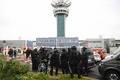 仏パリのオルリ空港で、警備にあたっていた兵士の銃を男が奪う事件が発生し、現場に出動した警官隊（2017年3月18日撮影）。(c)AFP/CHRISTOPHE SIMON
