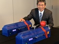 無線で力触覚を伝える「フォーストランシーバー」（無線による携帯型力触覚通信機）を発表する開発者の慶應義塾大学理工学部システムデザイン工学科の大西公平（Kohei Onishi）教授（2013年12月20日撮影）。(c)AFP/Yoshikazu TSUNO