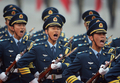 中国・北京（Beijing）の人民大公会堂（Great Hall of the People）前を行進する人民解放軍（People&apos;s Liberatiuon Army、PLA）の兵士ら（2007年10月24日撮影）。(c)AFP/Frederic J. BROWN