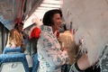 豪シドニーのセントラル駅で、列車に乗り込んだパークス・エルビス・フェスティバルの参加者（2024年1月11日撮影）。(c)Andrew LEESON / AFP