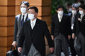 首相官邸を後にする松野博一官房長官（2021年11月10日撮影、資料写真）。(c)Kazuhiro NOGI / AFP