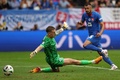 サッカー欧州選手権、決勝トーナメント1回戦、イングランド対スロバキア。先制点を決めるスロバキアのイバン・シュランツ（右、2024年6月30日撮影）。(c)Adrian DENNIS / AFP