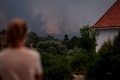 ポルトガル南部モンシケで発生した森林火災（2018年8月4日撮影）。(c)AFP PHOTO / CARLOS COSTA