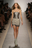 米・ニューヨーク市内で発表されたエルベ・レジェ バイ マックスアズリア（Herve Leger By Max Azria）の10年春夏コレクション（2009年9月13日撮影）。(c)AFP/Getty Images/Kristian Dowling