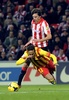13-14スペイン1部リーグ第15節、アスレティック・ビルバオ（Athletic Bilbao）対FCバルセロナ（FC Barcelona）。アスレティック・ビルバオのアンデル・イトゥラスペ（Ander Iturraspe、奥）のファウルを受けるFCバルセロナのネイマール（Neymar da Silva Santos Junior、2013年12月1日撮影）。(c)AFP/RAFA RIVAS