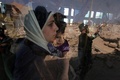 シリア・ダラヤからバスに乗って撤退する人々（2016年8月26日撮影）。(c)AFP/Youssef KARWASHAN