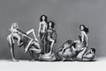 リチャード・アヴェドン（Richard Avedon）が撮影したヴェルサーチ（Versace）の1993年秋冬キャンペーン広告。(c)Fashion Week Daily