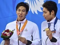第17回アジア競技大会（17th Asian Games、Asiad）競泳男子200メートル個人メドレー決勝。表彰台でメダルを手にする藤森太将（Hiromasa Fujimori、左）と萩野公介（Kosuke Hagino、2014年9月22日撮影）。(c)AFP/PHILIPPE LOPEZ