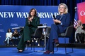 米大統領選の民主党候補カマラ・ハリス副大統領（中央左）の対話形式の選挙イベントに登壇した共和党のリズ・チェイニー元下院議員（右）。ミシガン州ロイヤルオークで（2024年10月21日撮影）。(c) SAUL LOEB / AFP